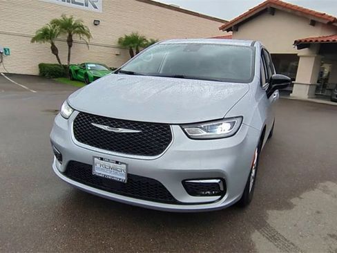 Used 2024 Chrysler Pacifica Touring-L image 3