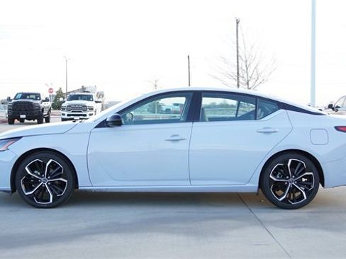 Used 2024 Nissan Altima 2.5 SR image 6