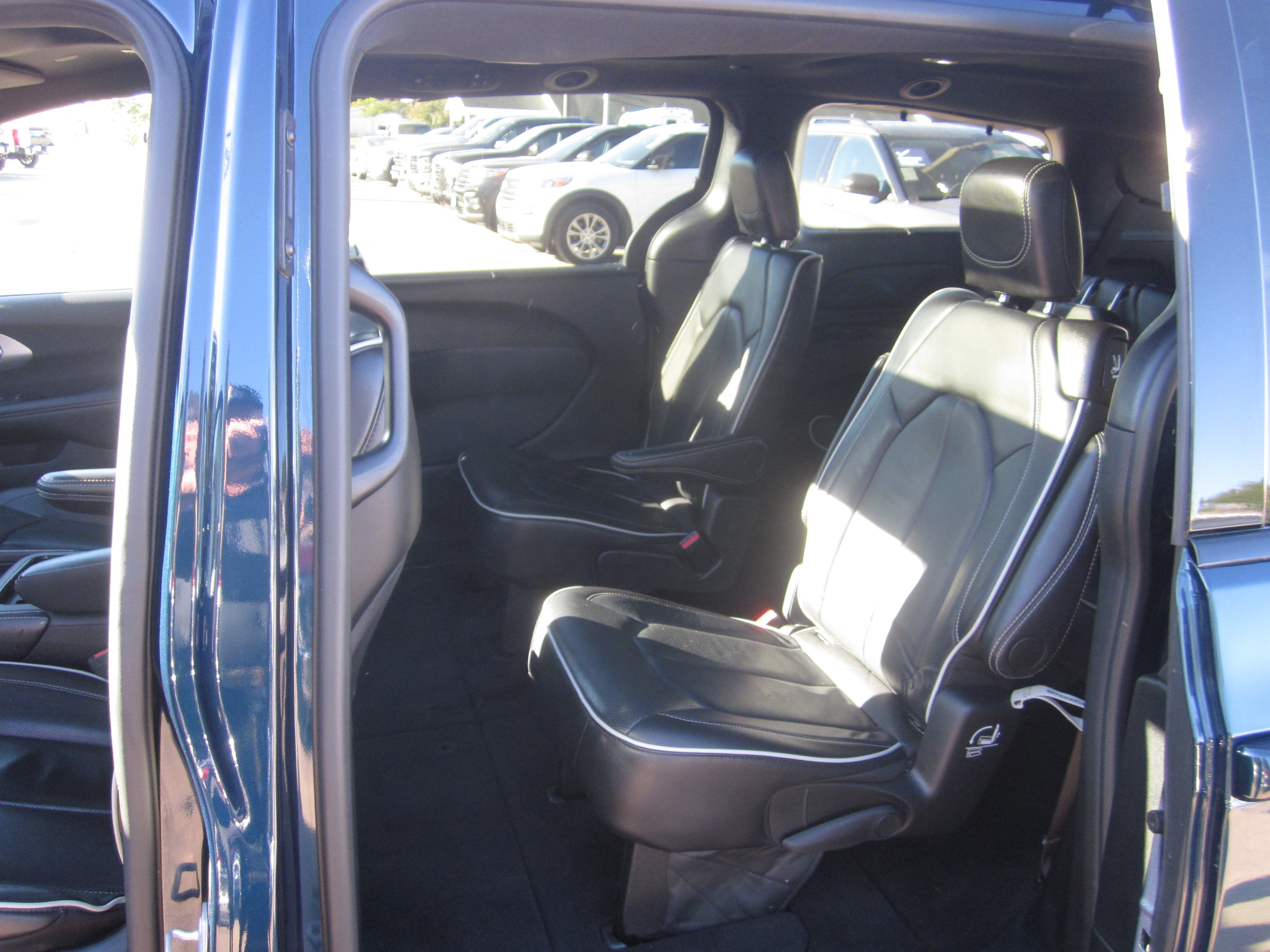Used 2025 Chrysler Pacifica Limited FWD image 12