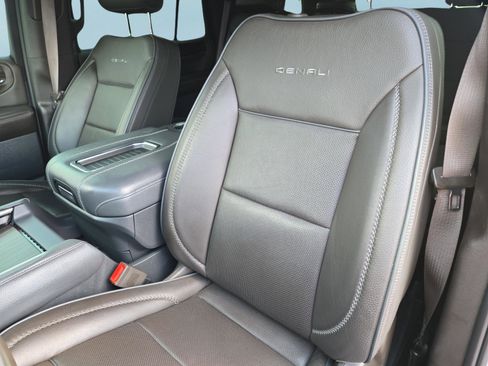 Used 2022 GMC Yukon Denali w/ Denali Premium Package image 16