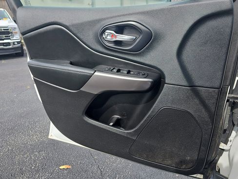 Used 2019 Jeep Cherokee Latitude Plus image 29