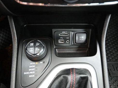 Used 2017 Jeep Cherokee Trailhawk w/ Comfort/Convenience Group image 22