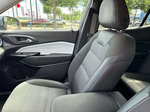 Used 2025 Chevrolet Trax LT w/ LT Convenience Package FWD image 22