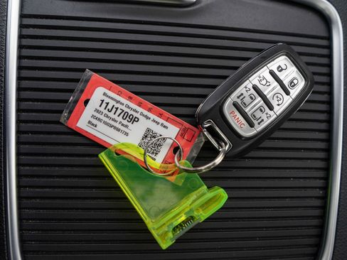 Used 2023 Chrysler Pacifica Limited image 32