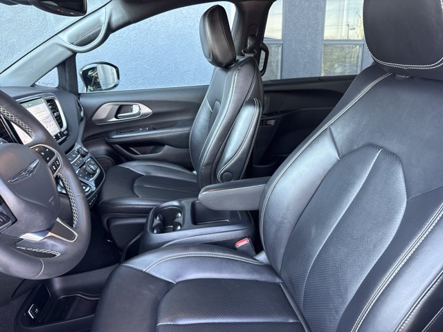 Used 2025 Chrysler Pacifica Select FWD image 4
