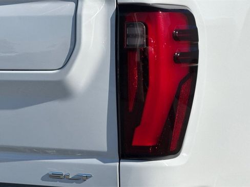 Used 2024 GMC Sierra 2500 SLT w/ SLT Premium Package image 27