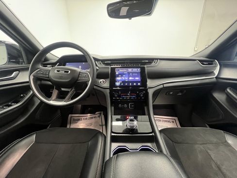 Used 2024 Jeep Grand Cherokee Altitude image 10