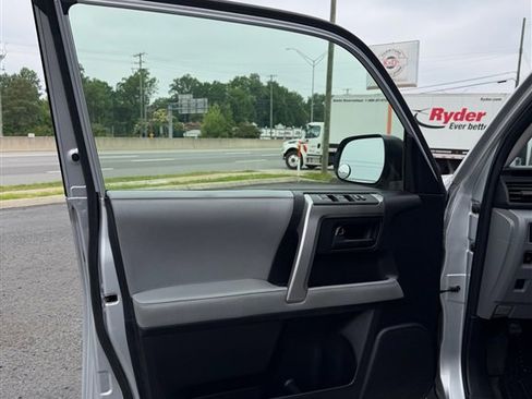 Used 2011 Toyota 4Runner SR5 w/ Convenience Pkg AWD/4WD image 13