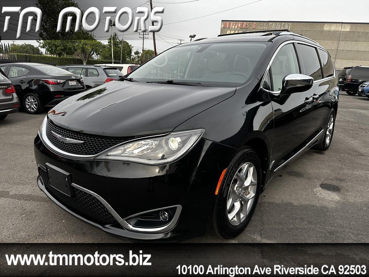 Used 2017 Chrysler Pacifica Limited w/ UConnect Theater Package FWD image 1