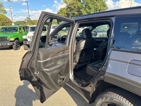 New 2025 Jeep Grand Cherokee Limited w/ Black Appearance Package image 30