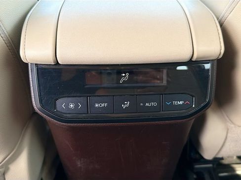 Used 2022 Toyota Highlander XLE AWD/4WD image 23