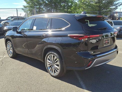 New 2026 Toyota Highlander Platinum AWD/4WD image 17
