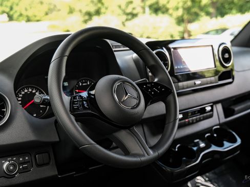 Used 2025 Mercedes-Benz Sprinter 2500 image 32