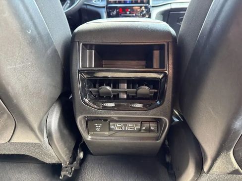 Used 2023 Jeep Grand Cherokee Limited image 32