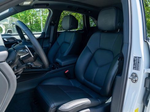 Certified 2026 Porsche Macan AWD/4WD image 6