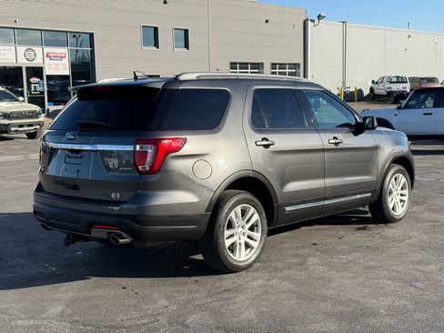 Used 2018 Ford Explorer XLT image 3