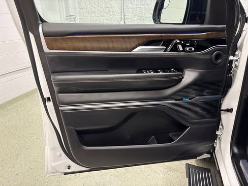 Used 2023 Jeep Grand Wagoneer Series II AWD/4WD image 13
