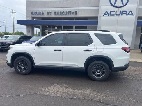 Used 2025 Honda Pilot TrailSport image 6
