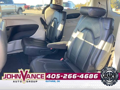 Used 2022 Chrysler Pacifica Touring-L image 4