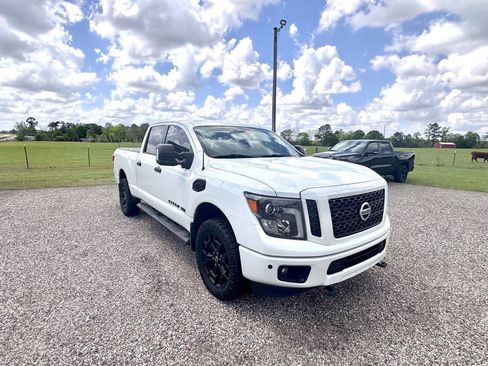 Used 2018 Nissan Titan SV w/ SV Convenience Package image 6