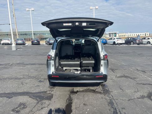 Certified 2023 Toyota Sienna Limited image 11