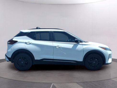 Used 2023 Nissan Kicks SR w/ SR Premium Package FWD image 6