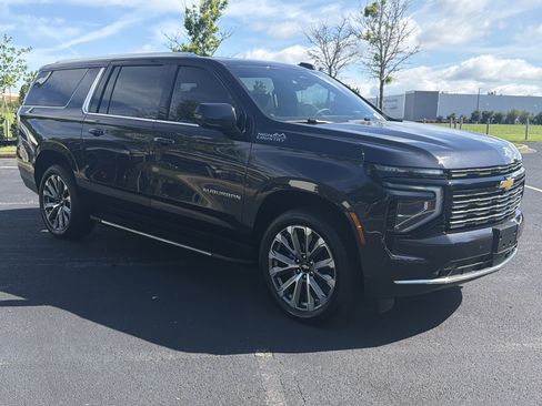 Used 2025 Chevrolet Suburban High Country w/ Sun And Tow Package AWD/4WD image 2