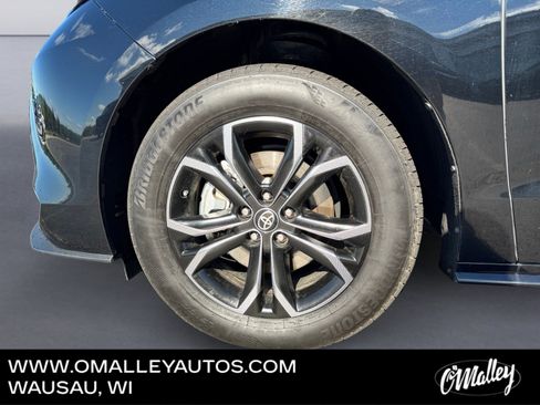 Used 2025 Toyota Sienna Platinum AWD/4WD image 9