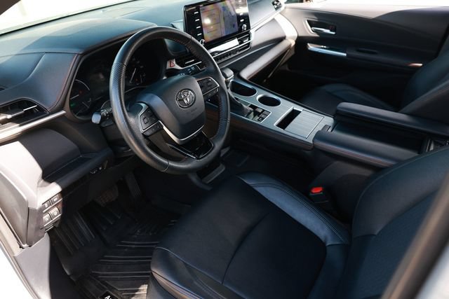 Used 2023 Toyota Sienna XSE FWD image 6