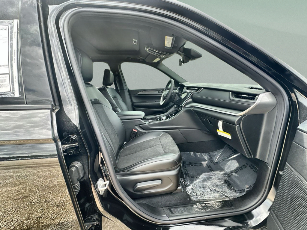 New 2025 Jeep Grand Cherokee Altitude RWD image 23