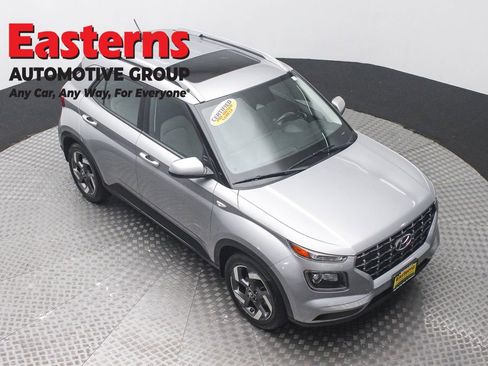 Used 2023 Hyundai Venue SEL image 3