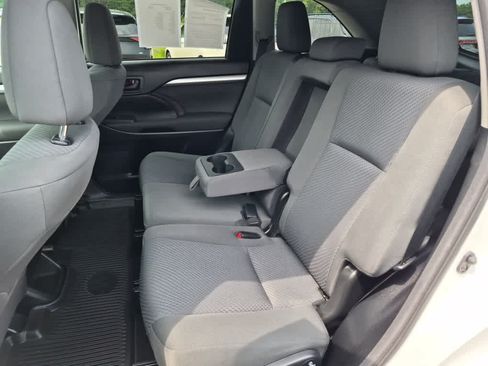 Used 2017 Toyota Highlander LE FWD image 10