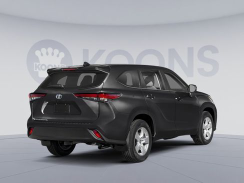 Used 2023 Toyota Highlander LE AWD/4WD image 2