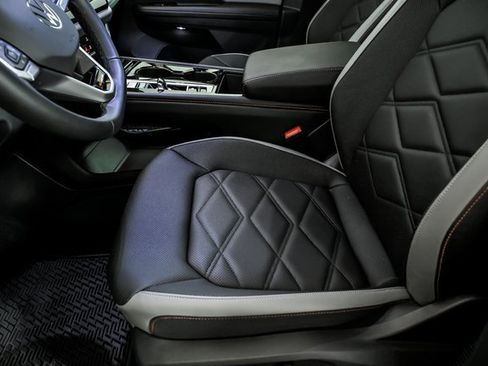 Certified 2025 Volkswagen Atlas Peak Edition SE image 7