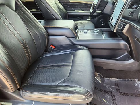 Used 2024 Ford Expedition Platinum AWD/4WD image 5