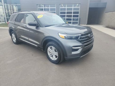 Used 2024 Ford Explorer XLT w/ Equipment Group 202A image 3