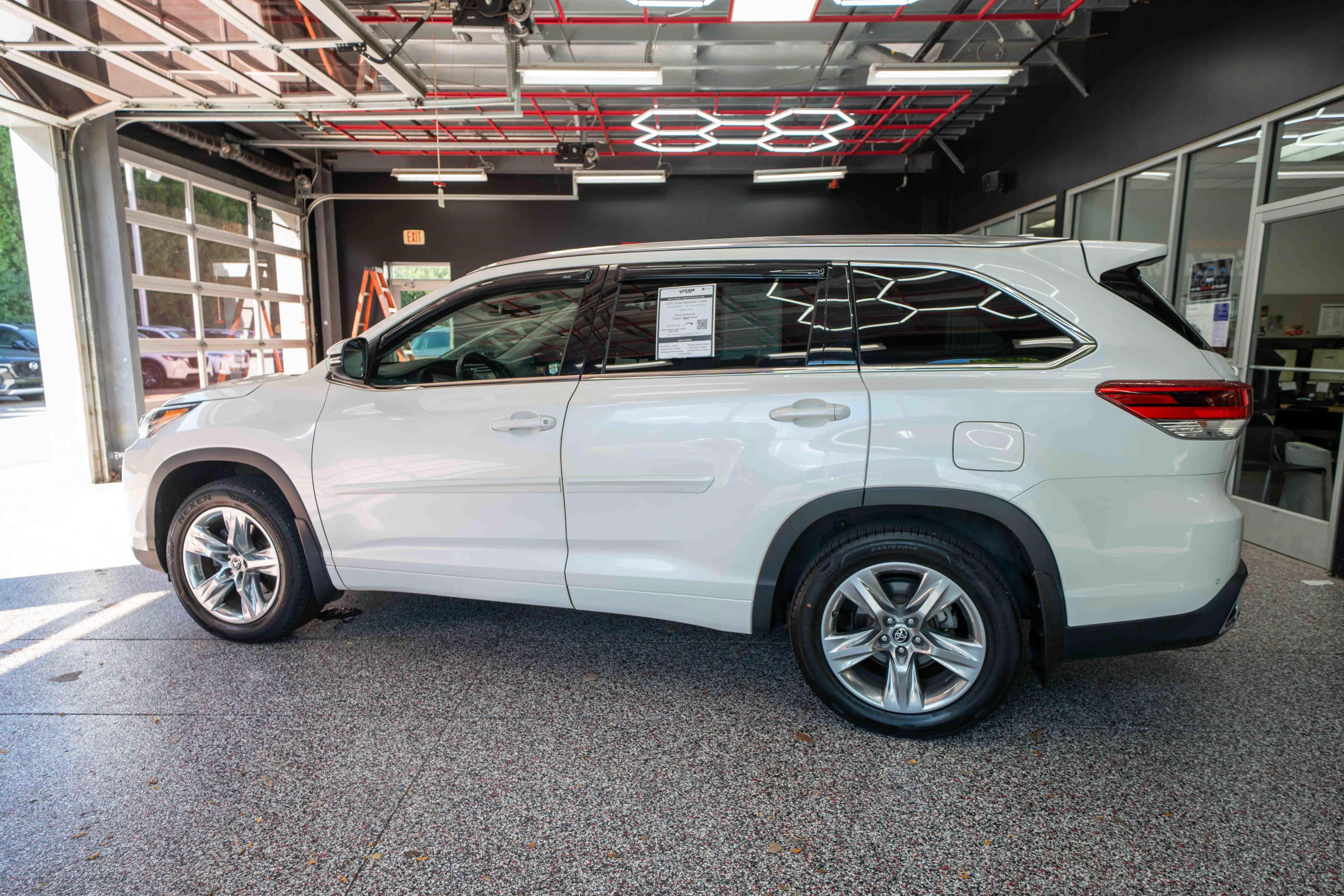 Used 2018 Toyota Highlander Limited AWD/4WD image 2