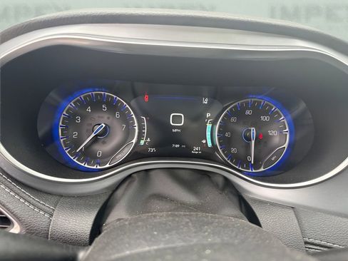 Used 2026 Chrysler Pacifica Limited FWD image 9
