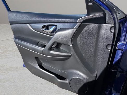 Used 2019 Nissan Rogue SV image 17