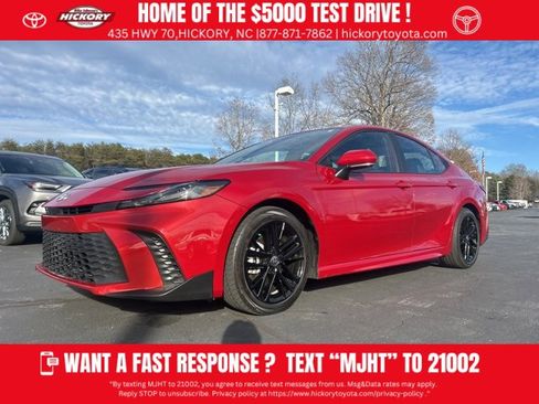 Used 2025 Toyota Camry SE image 1