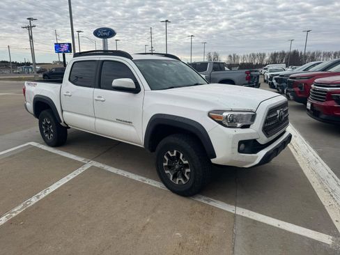 Used 2017 Toyota Tacoma TRD Off-Road w/ Tow Package (A/T) image 5
