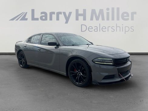 Used 2017 Dodge Charger SE w/ Blacktop Package image 7