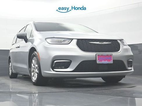 Used 2023 Chrysler Pacifica Touring-L FWD image 28