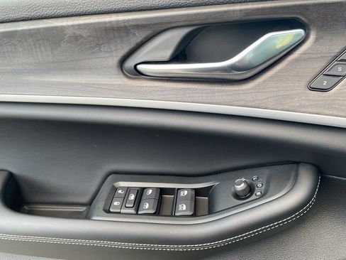 New 2025 Jeep Grand Cherokee Limited w/ Black Appearance Package image 23