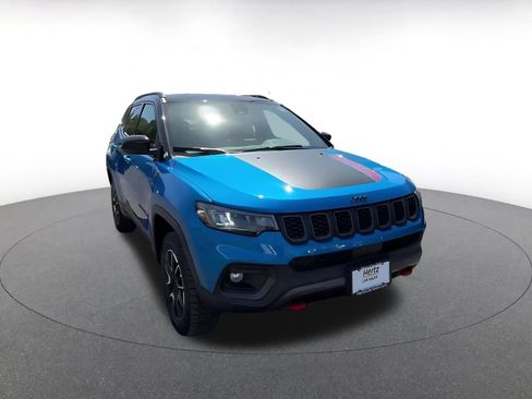 Used 2025 Jeep Compass Trailhawk AWD/4WD image 3