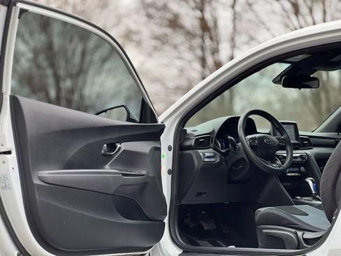 Used 2019 Hyundai Veloster 2.0 image 9