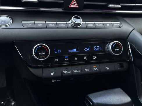 Certified 2025 Hyundai Elantra Limited FWD image 21