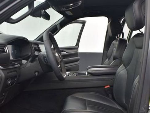 Used 2023 Jeep Wagoneer L 4WD w/ Premium Group I image 12