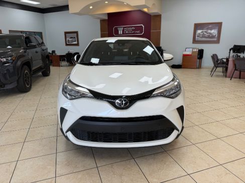 Used 2020 Toyota C-HR XLE FWD image 2