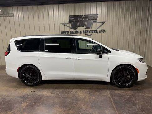 Used 2025 Chrysler Pacifica Limited FWD image 7